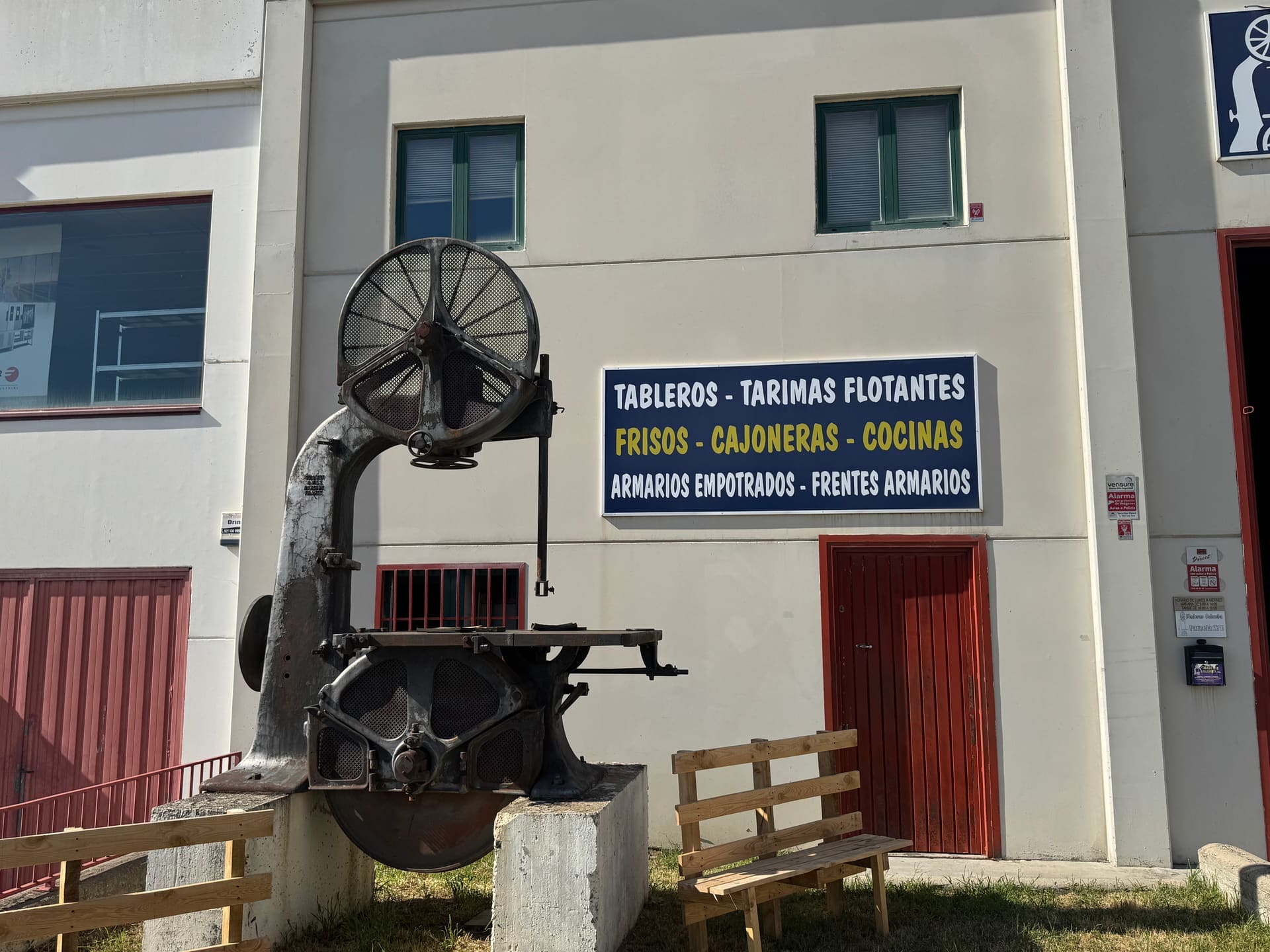 Tablones de madera apilados en el almacén de Maderas Colomba